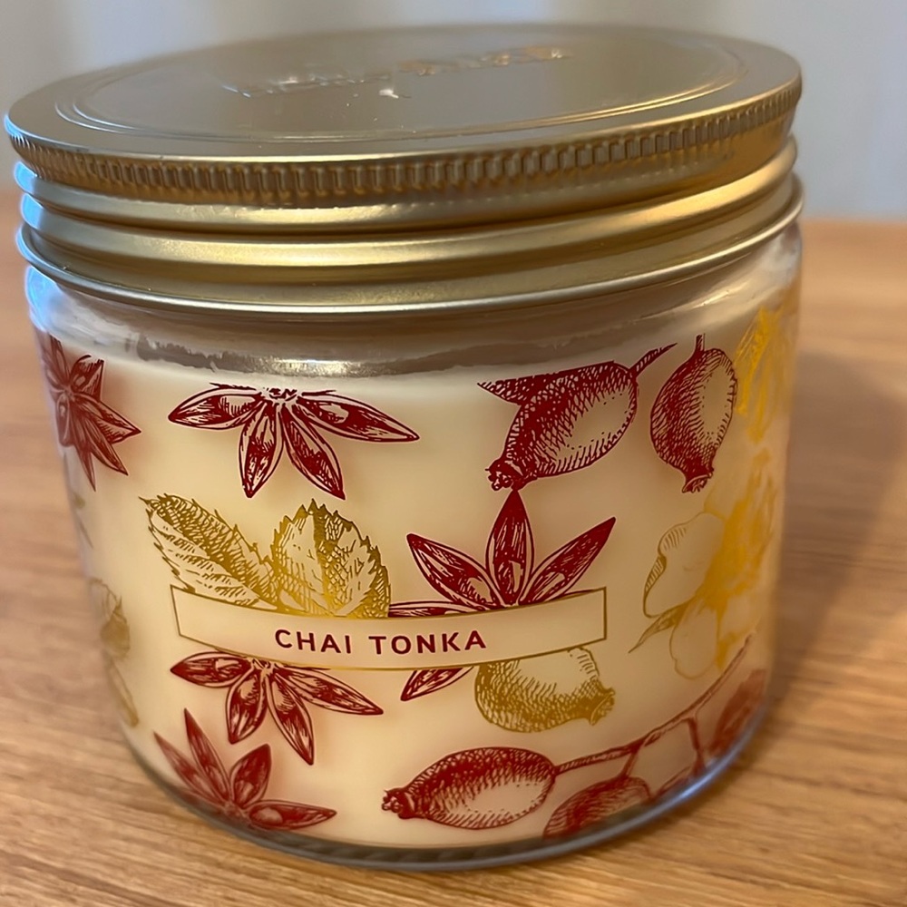 Bellevue Luxury Candle 12oz Double Wick w-essential oils Chai Tonka